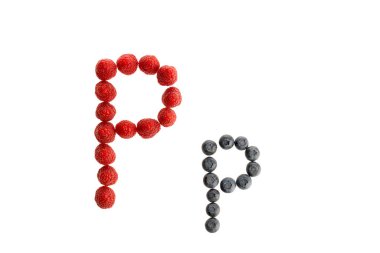 Taze meyve, ahududu ve böğürtlenli alfabe, beyaz arka planda izole edilmiş.