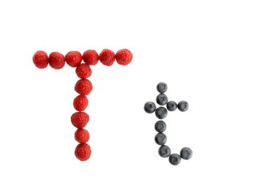 Taze meyve, ahududu ve böğürtlenli alfabe, beyaz arka planda izole edilmiş.