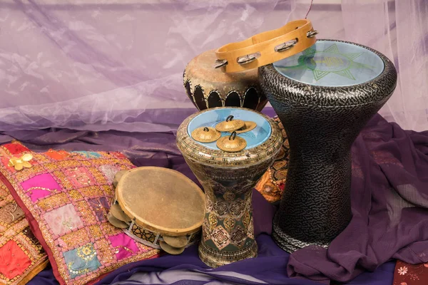 Darbuka, tef ve zilli bir göbek dansının müzik aletlerinin yan görüntüsü