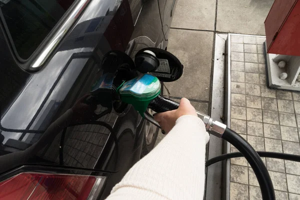 Femmina Mano Riempire Benzina Una Macchina Con Ugello Pompa Gas — Foto Stock