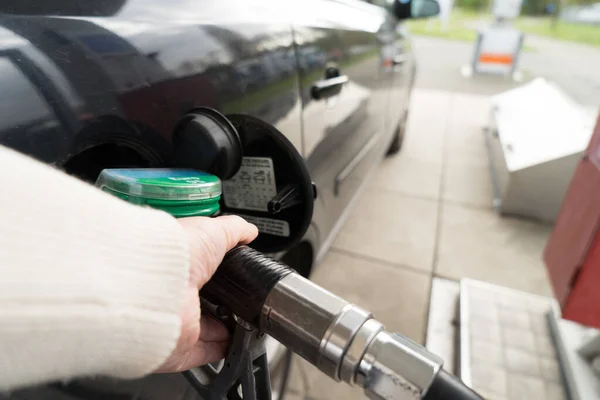 Θηλυκό Χέρι Γεμίζουν Βενζίνη Ένα Αυτοκίνητο Ακροφύσιο Αντλία Αερίου — Φωτογραφία Αρχείου