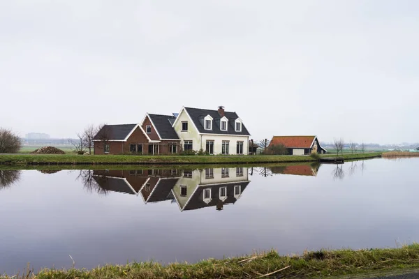 Nederländska Bondgård Vid Sidan Sjö Med Reflektion Vattnet Nära Amsterdam — Stockfoto