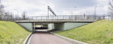 Boxtel 'deki demiryolunun altındaki tünel Hollanda' da katenareri telleri ve tabelaları var.