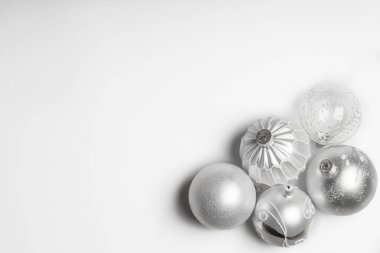 beyaz arkaplan ile noel topu, takı ve kopyalama alanı