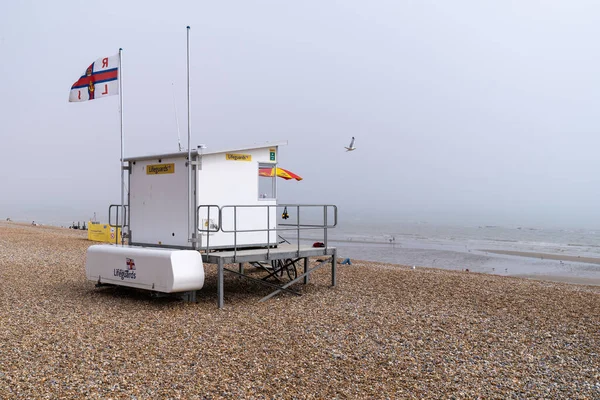 2018年夏季 英国黑斯廷斯海滩上的白色救生塔 悬挂皇家国家救生船协会的旗帜 与海雾共渡一天 — 图库照片