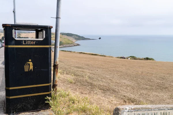 英国大英帝国南部沿海地区的一个黑色和黄色的垃圾箱或垃圾箱 — 图库照片