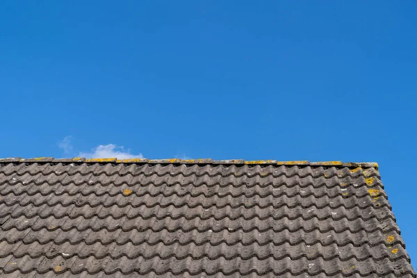 Telhado Com Telhas Cinzentas Céu Azul Claro Com Algumas Nuvens — Fotografia de Stock