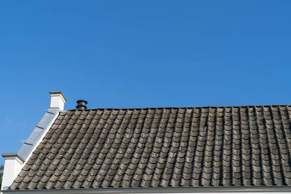 Telhado Com Telhas Cinzentas Céu Azul Claro Com Algumas Nuvens — Fotografia de Stock