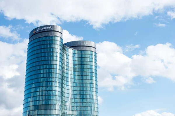 UTRECHT / NETHERLANDS - 8 Mart 2019: Dürbün lakaplı Hollanda bankası Rabobank merkez ofisinin mavi gökyüzü