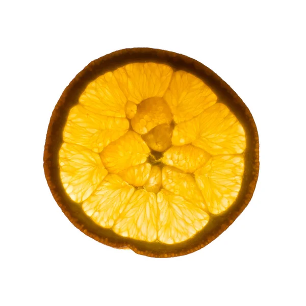 バックライトを通して光が輝くオレンジの果実のスライスは 白い背景に隔離された構造と詳細を示しています — ストック写真