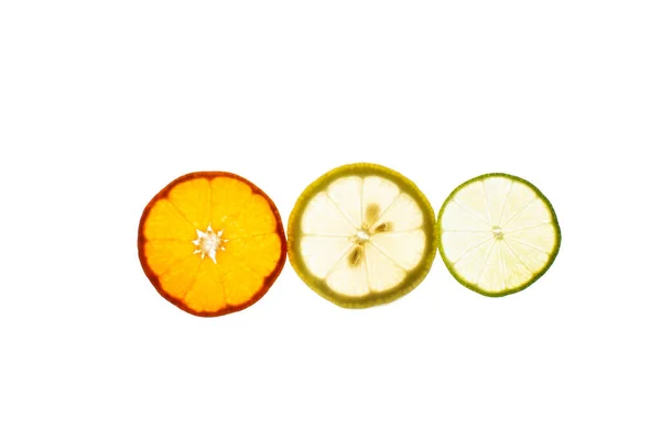 Tři Plátky Citronu Mandarinky Limetky Světlem Zářícím Podsvícením Zobrazující Strukturu — Stock fotografie