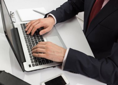 dizüstü bilgisayar ile oturup takım elbiseli adam