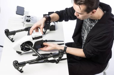 bir adam quadcopter toplar