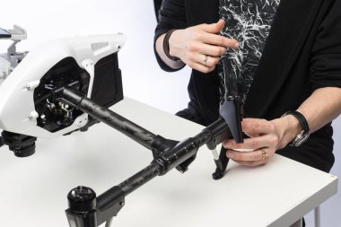 bir adam quadcopter toplar