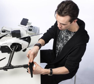bir adam quadcopter toplar