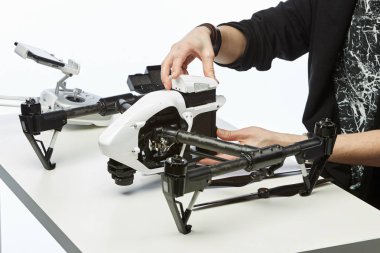 bir adam quadcopter toplar