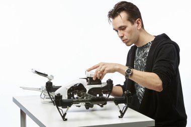 bir adam quadcopter toplar