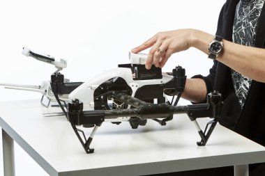 bir adam quadcopter toplar