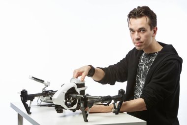 bir adam quadcopter toplar