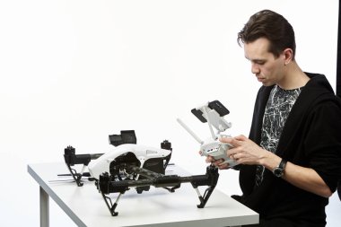 bir adam quadcopter toplar