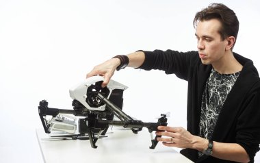 bir adam quadcopter toplar