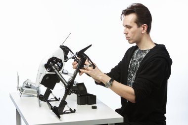 bir adam quadcopter toplar