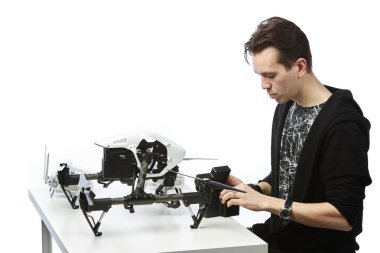 bir adam quadcopter toplar