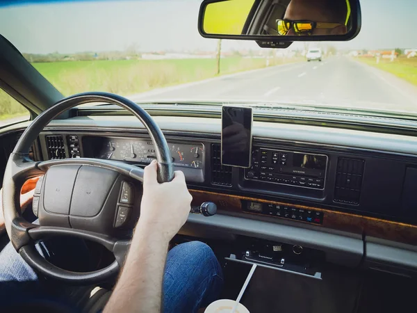 Mladý Muž Řidič Volantem Vintage Luxusní Auto — Stock fotografie