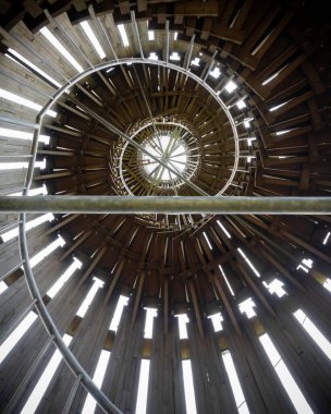 Tahta gözetleme kulesinden yukarı bak.