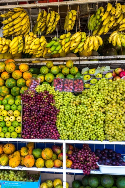 Tente de fruits à une foire extérieure — Photo