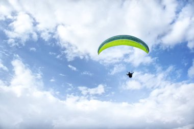 adam paraşütle atlama