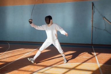 fencer yarışmalar için hazırlar. Eskrim hocası. Eskrim spor motivasyon. maske ve kılıç