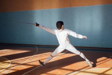 fencer yarışmalar için hazırlar. Eskrim hocası. Eskrim spor motivasyon. maske ve kılıç