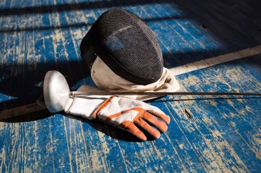 fencer yarışmalar için hazırlar. Eskrim hocası. Eskrim spor motivasyon. maske ve kılıç