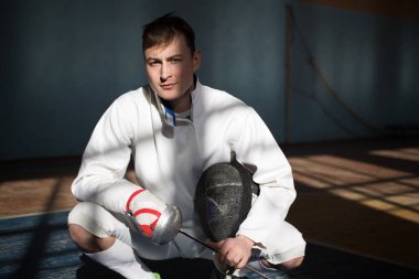 fencer yarışmalar için hazırlar. Eskrim hocası. Eskrim spor motivasyon. maske ve kılıç