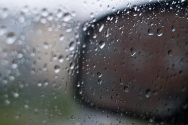 bir pencere yağmur. yağmur cam üzerine bırakır. Araba yolda. ağır yağmur