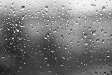 bir pencere yağmur. yağmur cam üzerine bırakır. Araba yolda. ağır yağmur