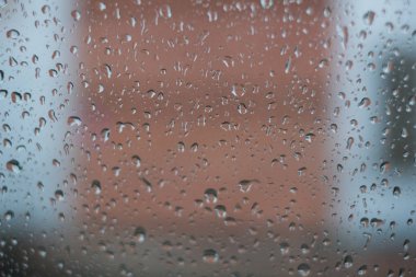 bir pencere yağmur. yağmur cam üzerine bırakır. Araba yolda. ağır yağmur