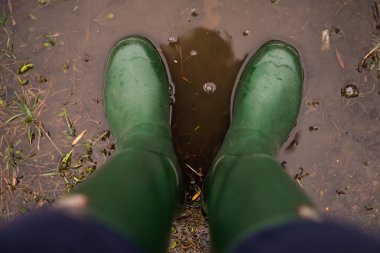 bir pencere yağmur. yağmur cam üzerine bırakır. Araba yolda. ağır yağmur