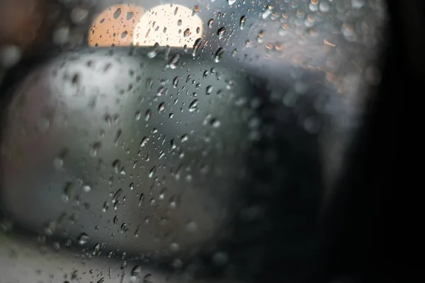 Bir Pencere Yağmur Yağmur Cam Üzerine Bırakır Araba Yolda Ağır — Stok fotoğraf