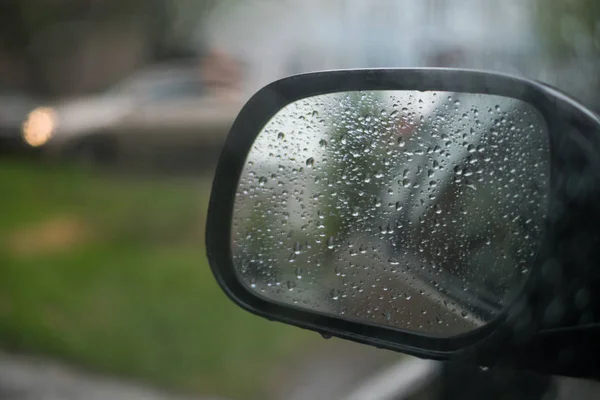 雨在窗后 雨点落在玻璃上 汽车在路上 — 图库照片