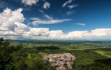 Mavi Gökyüzü bulutlu güneşli bir günde, manzara arka plan doku