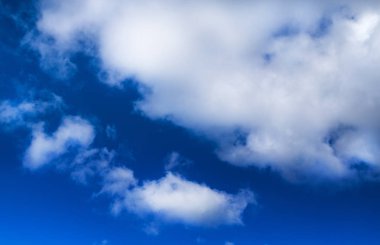 Mavi Gökyüzü bulutlu güneşli bir günde, manzara arka plan doku