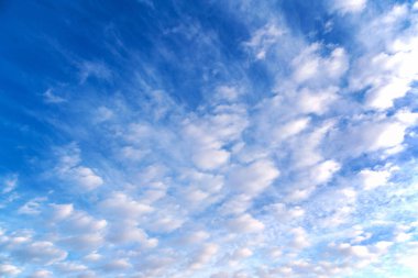 Mavi Gökyüzü bulutlu güneşli bir günde, manzara arka plan doku