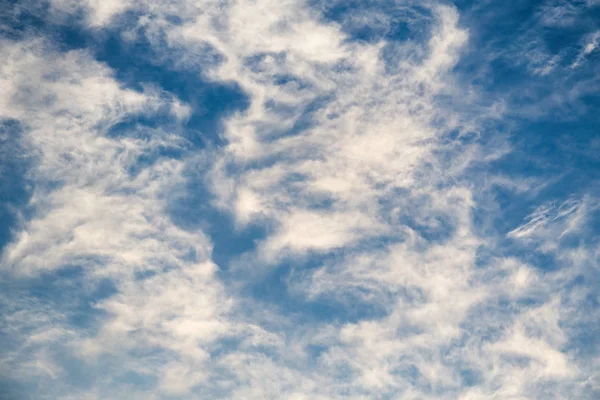 Modrá obloha s mraky v slunečný den, textury pozadí krajiny — Stock fotografie
