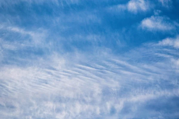 Céu azul com nuvens em um dia ensolarado, paisagem fundos textura — Fotografia de Stock