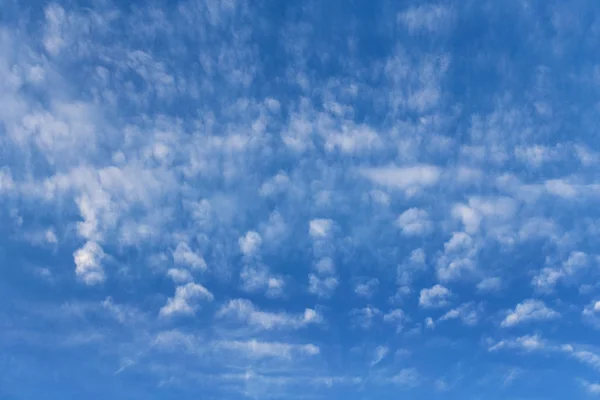 Blue sky with clouds in a sunny day, landscape backgrounds texture — Stock Photo, Image