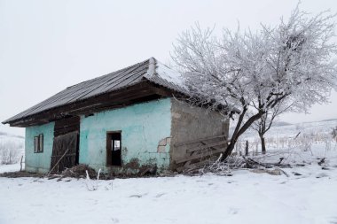 Kış günü ülkeden eski ev