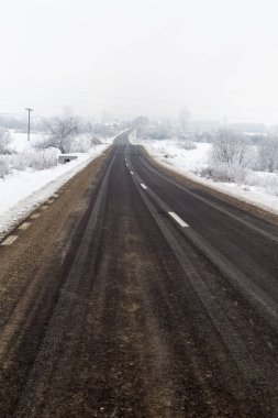 Bir soğuk sisli kış günü boş yolda