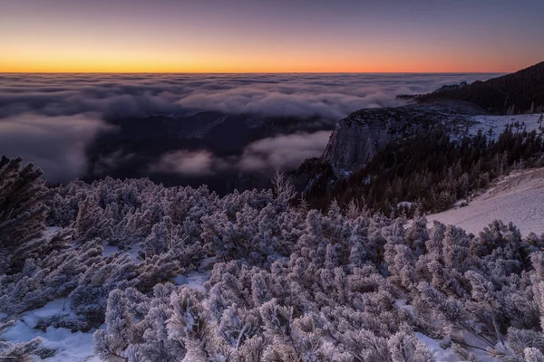 Paisaje invernal amanecer en las montañas Ceahlau — Foto de Stock